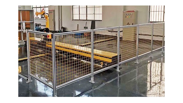 鋁型材圍欄的哪些特點使其適用于工業(yè)環(huán)境？